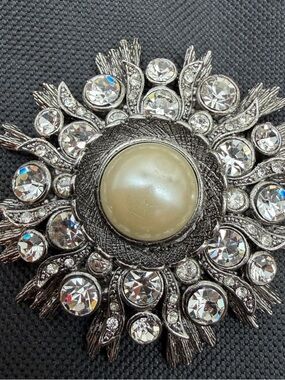 Vintage Style Circular Brooch Rhinstone Accents w/ Faux Pearl Silver Tone 2.25”